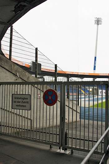 Nicht nur Taubenabwehr ist im Stadion von Eintracht Braunschweig verbaut – auch Menschen sollen daran gehindert werden, sich Zutritt zum Spielfeld zu verschaffen.