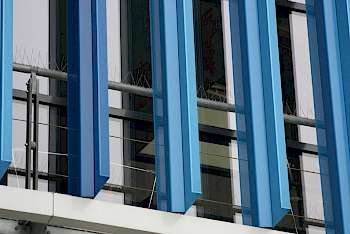 Vor der Fensterfront wurden Spikes verschraubt, damit die Tauben sich hier nicht niederlassen.